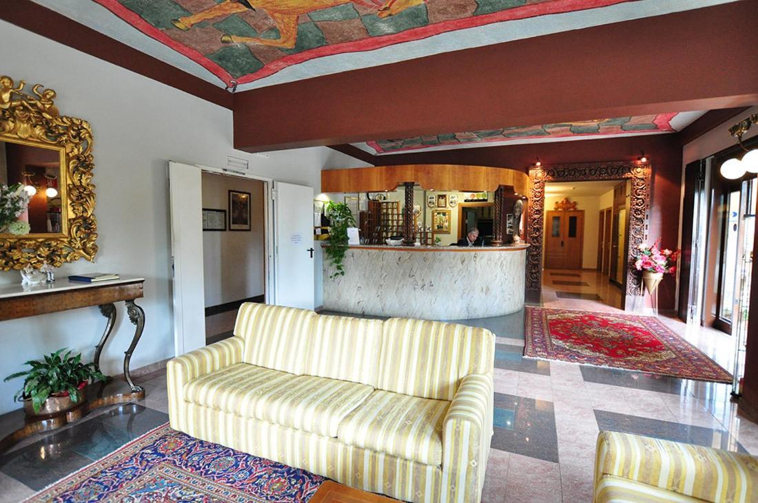 Leo Hotel Leonessa Buitenkant foto