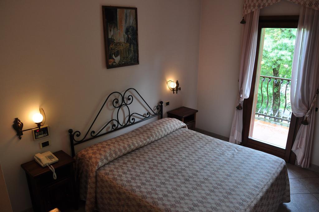 Leo Hotel Leonessa Buitenkant foto